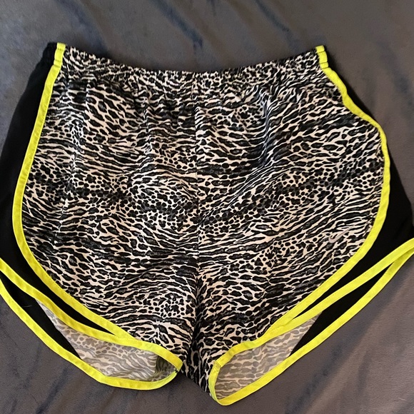 Medium Nike shorts - Picture 1 of 2